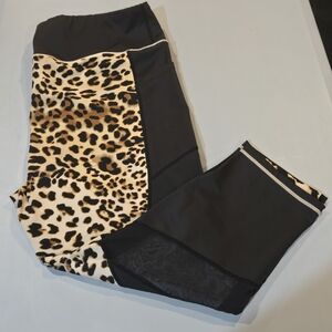 LuLaRoe Women's Capris with Leopard and Black Design (5c5)